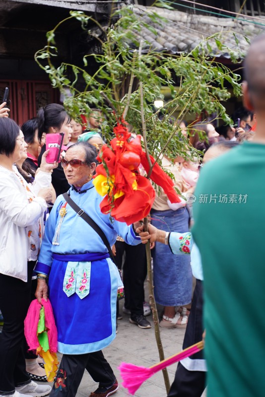 大理白族端午节身着民族服饰人们在户外表演