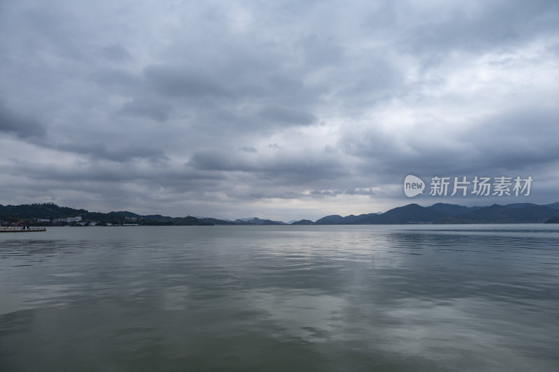 阴雨中的宁波东钱湖