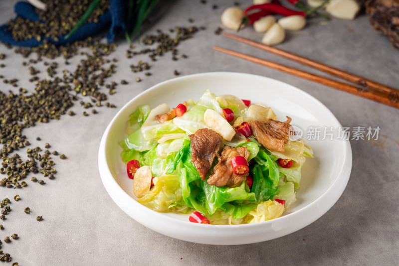 中餐美食一盘美味的手撕包菜