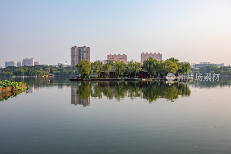 山东济南大明湖风景区自然景观与城市风光