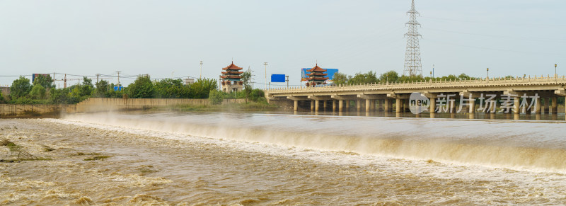 中国东北七月份雨季正在泄洪的河道