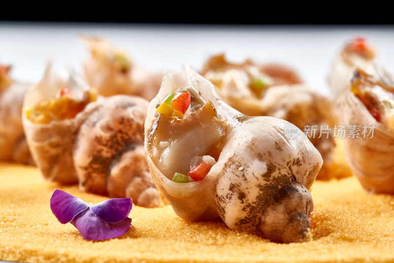 精美装饰餐具装的盐烧小海螺