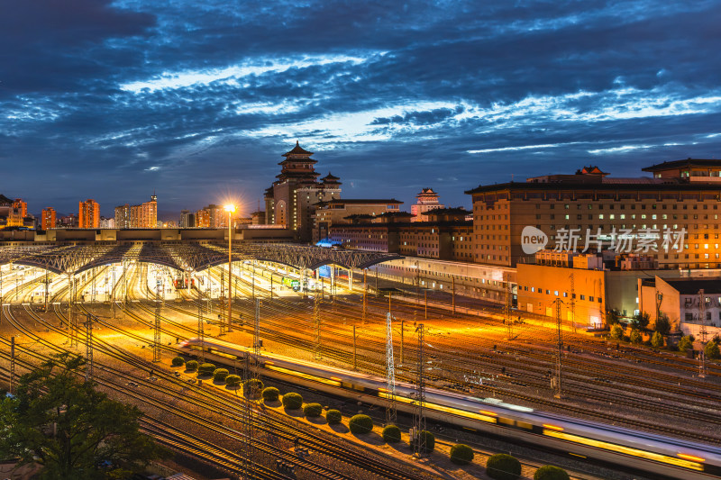 北京西站火车站夜景 铁轨上的离别与重逢