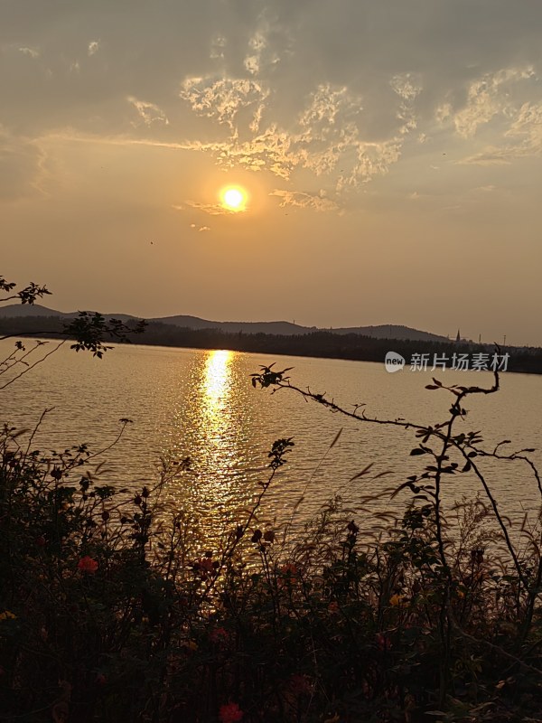 夕阳下波光粼粼的湖泊风光