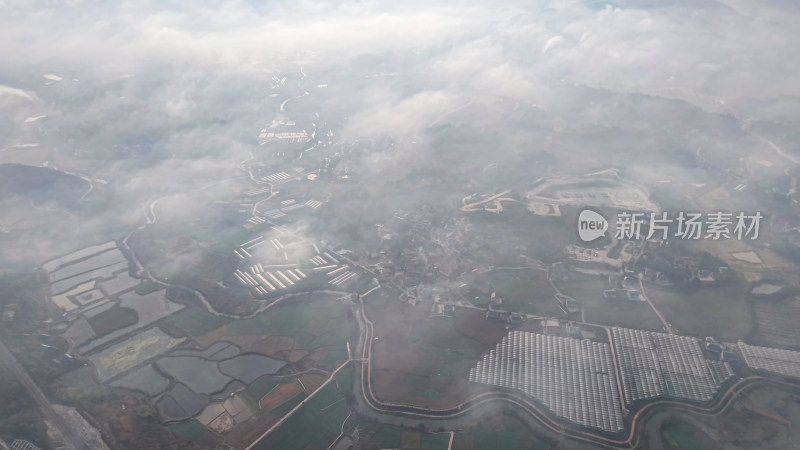 空中俯瞰云雾缭绕的乡村景象