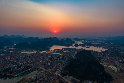 云南山区日落晚霞夕阳航拍图