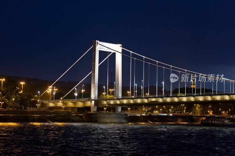 布达佩斯伊丽莎白大桥和多瑙河夜景
