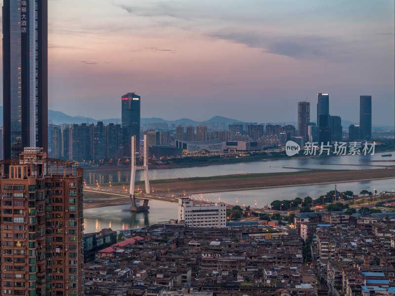 江西南昌滕王阁赣江双子塔日落蓝调夜景航拍