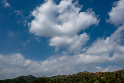 山脉 山峰 山峦 云雾缭绕的山峰