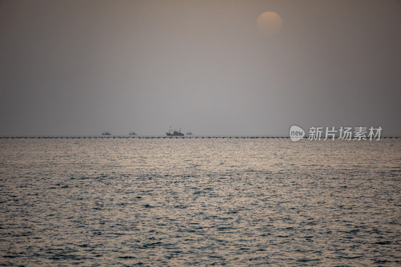 山东日照灯塔景区海上雾色日出景观