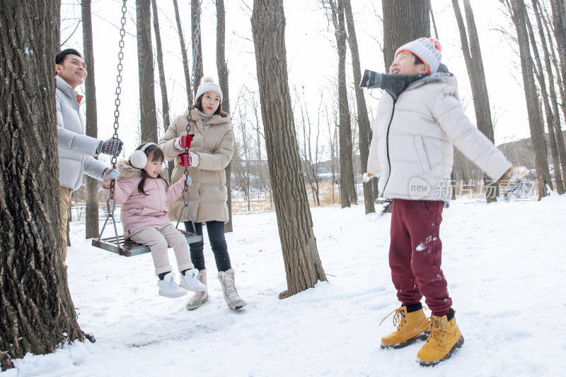 快乐的一家人在雪地里玩耍