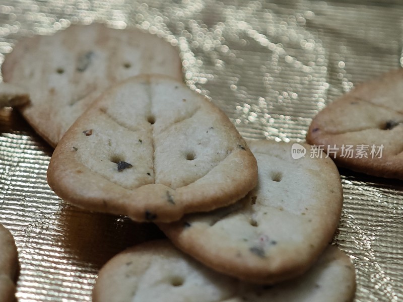 金色背景上放置着的美味饼干