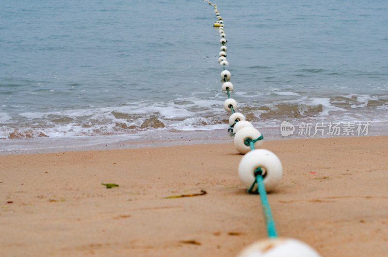 安装有防鲨网的青岛海水浴场