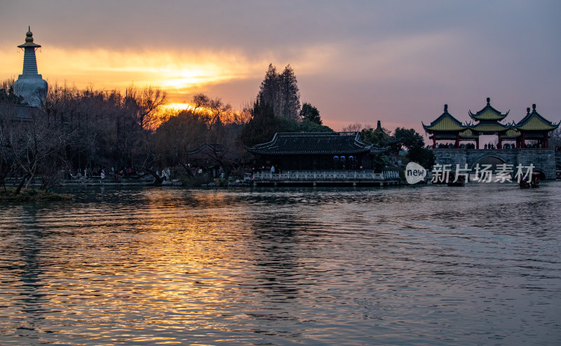 廋西湖五亭桥中式古桥与亭台楼阁黄昏景致