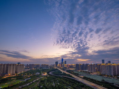 夕阳下的城市高速公路与高楼大厦