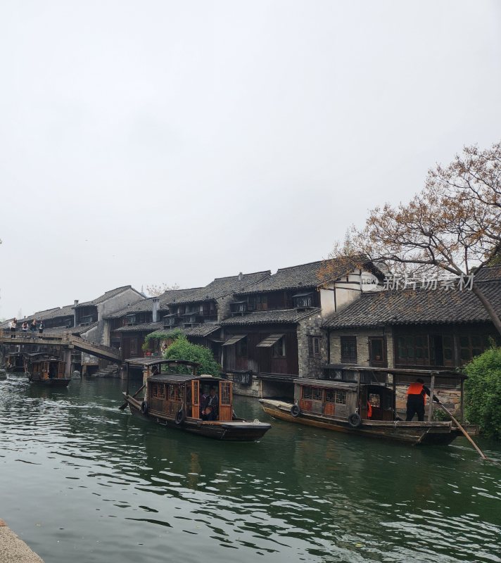 水乡古镇河道上的船只