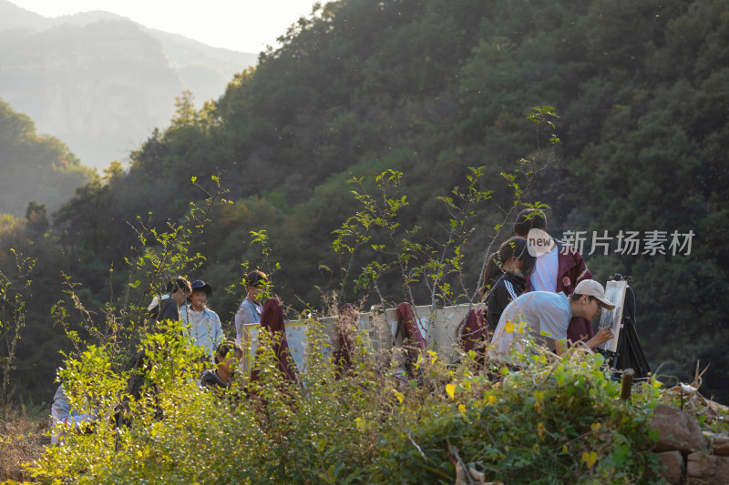 太行山峡谷写生的学生们11