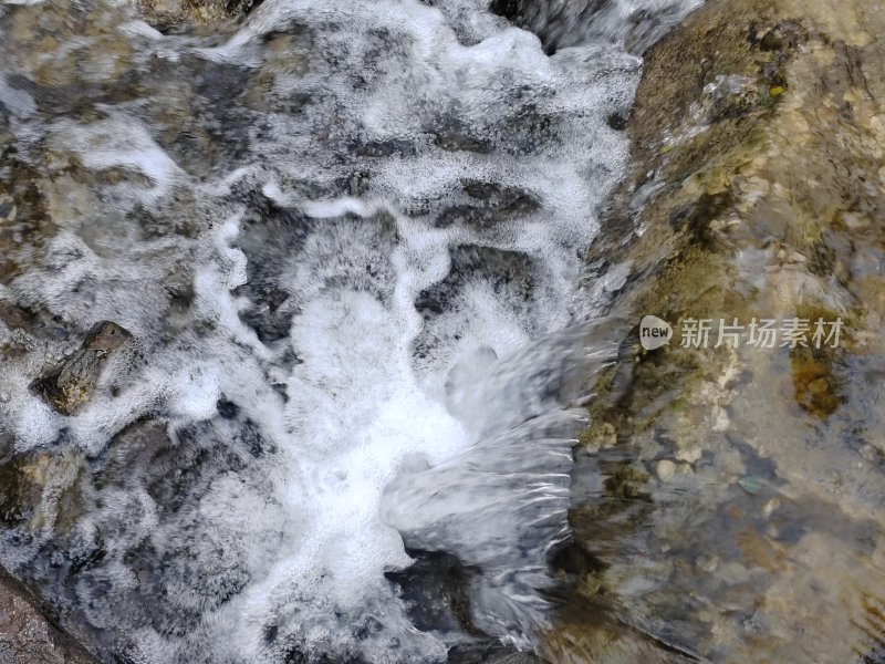 山间溪流泡沫特写