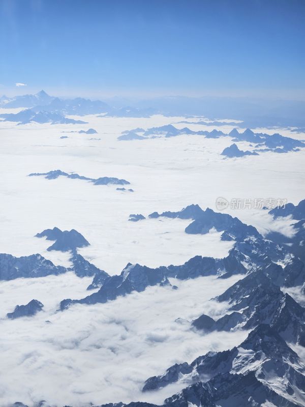 飞机视角航拍山峰