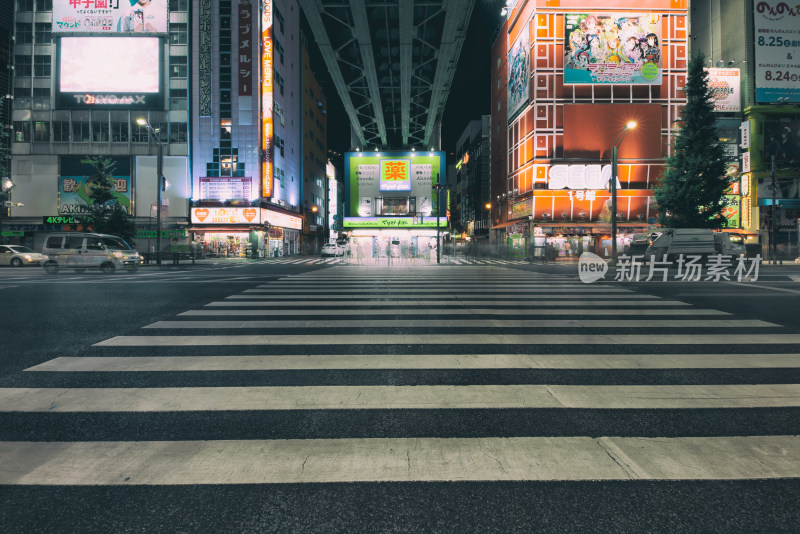 日本秋叶原夜晚道路街景风光