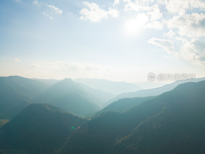 航拍郊外的山脉自然风光