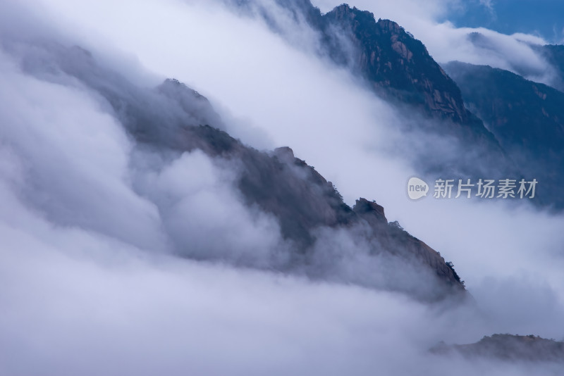 云雾缭绕的壮丽山景