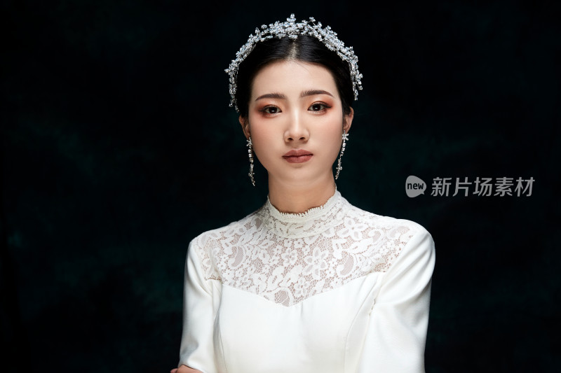 黑色背景下的女性复古婚纱妆面