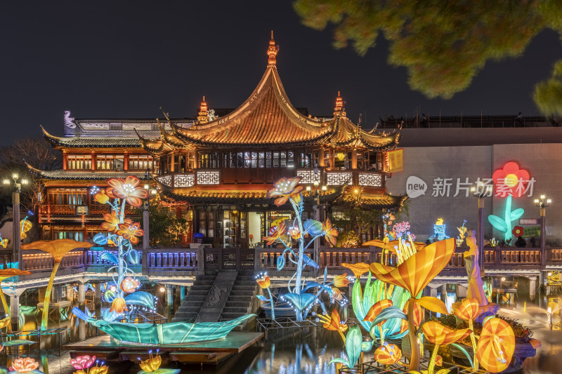 上海豫园城隍庙绿波廊湖心亭夜景