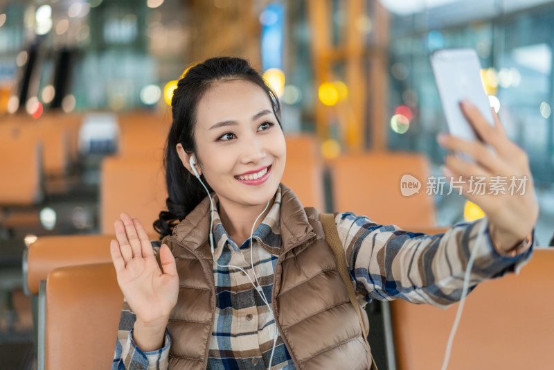 年轻女子在候机室