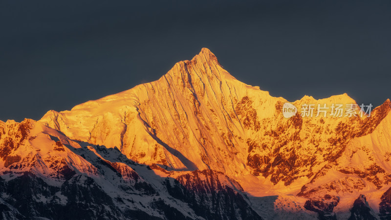 云南香格里拉梅里雪山卡瓦博格峰日照金山