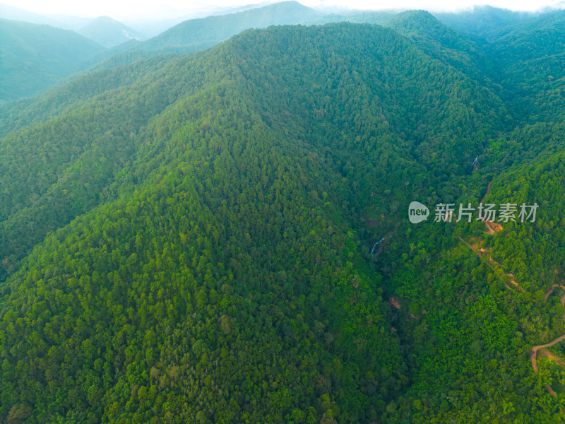 航拍郊外的山脉自然风光