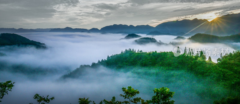 重庆酉阳：云雾山间的金色晨曦