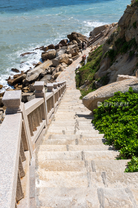 海边石阶梯通往大海景观