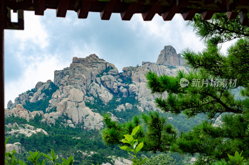 青岛崂山风景区仰口，透过亭子看山峰