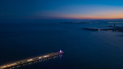 山东青岛黄昏时刻海面上的灯塔