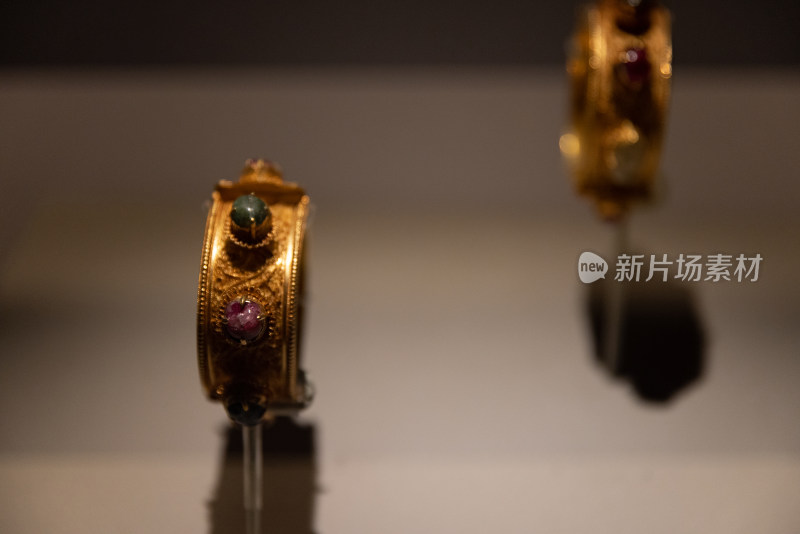 金累丝镶宝石金镯 明代 中国国家博物馆藏