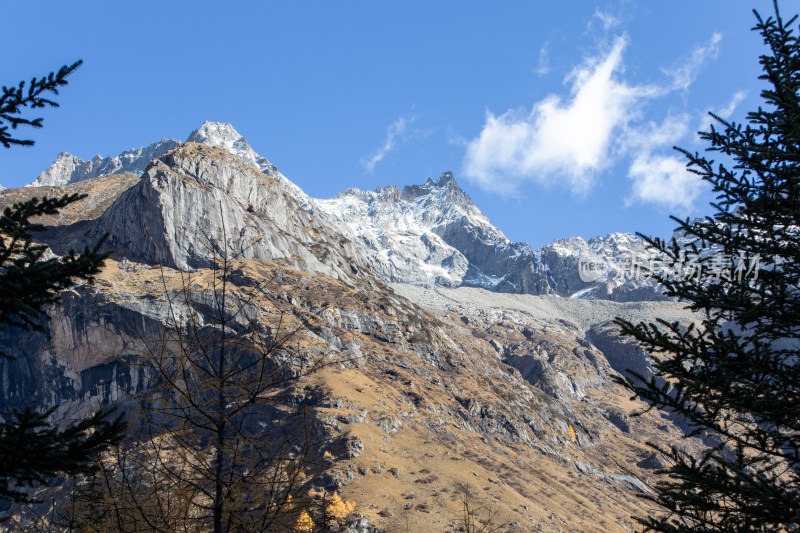 川西四姑娘山双桥沟景区雪山秋色