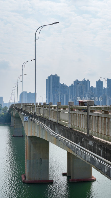 大桥灯杆河流