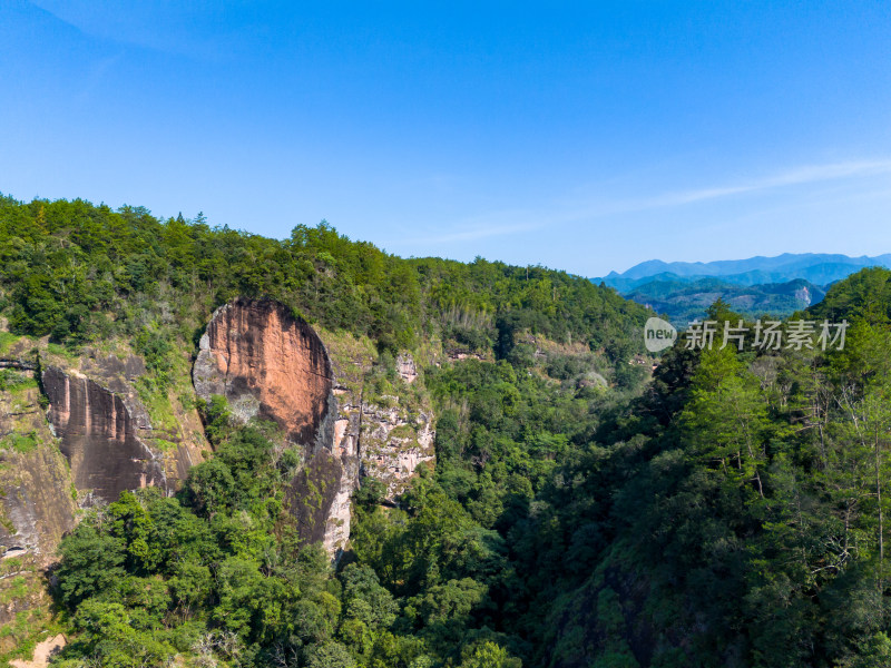 大金湖甘露寺青山绿水航拍图