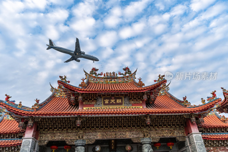 福建厦门朝天宫低空的飞机掠过城市上空