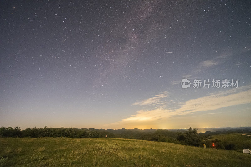 璀璨星空下的夜晚草地景象