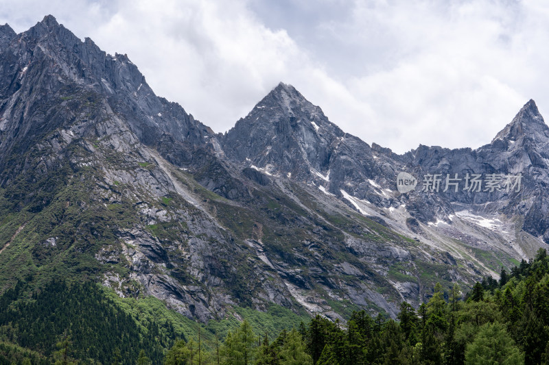 四川阿坝理县毕棚沟景区的雪山