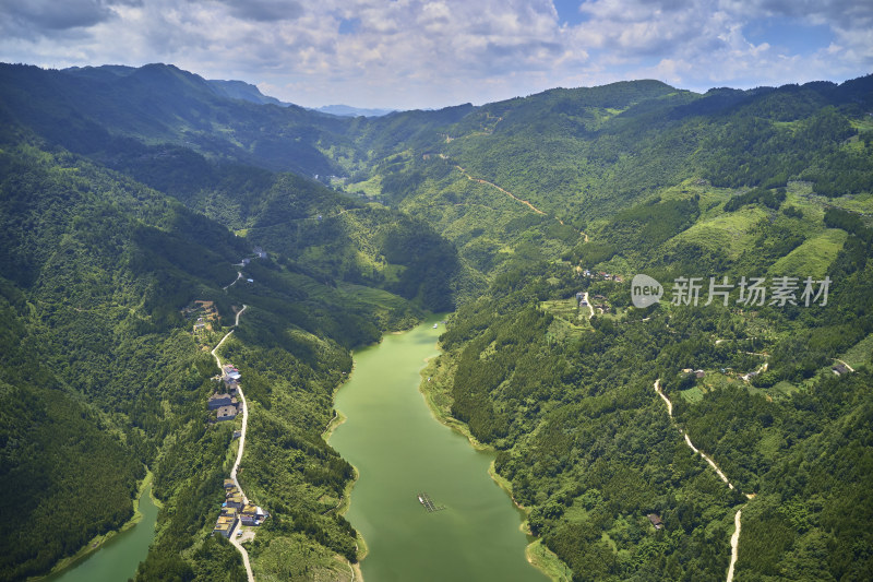 乌江两岸的陡峭山崖