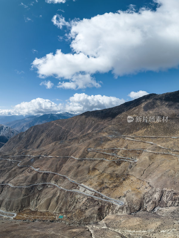 西藏昌都高原七十二拐盘山公路