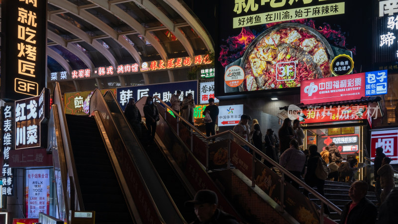 成都太古里商圈附近香槟广场路边的夜晚