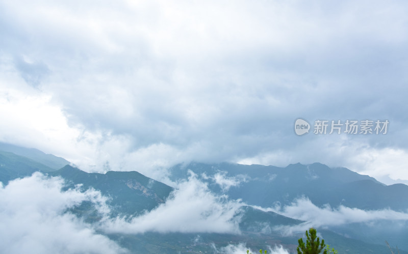 川藏公路二郎山隧道口观景台山谷云雾风光