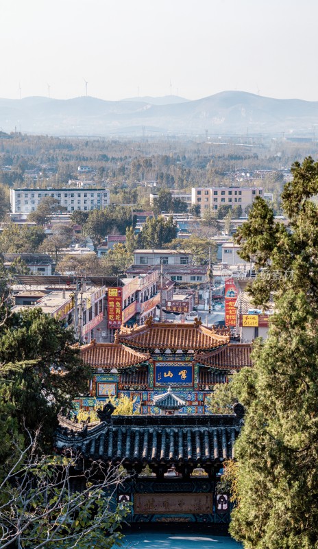 峄山中式古建筑与城镇远景