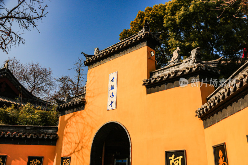 晴朗天空下的南京千年古刹鸡鸣寺