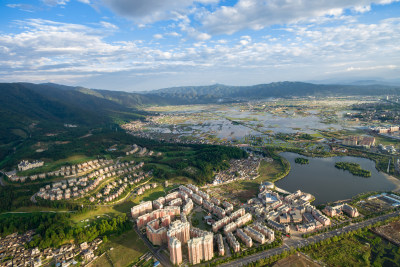 城市高楼和乡村水田