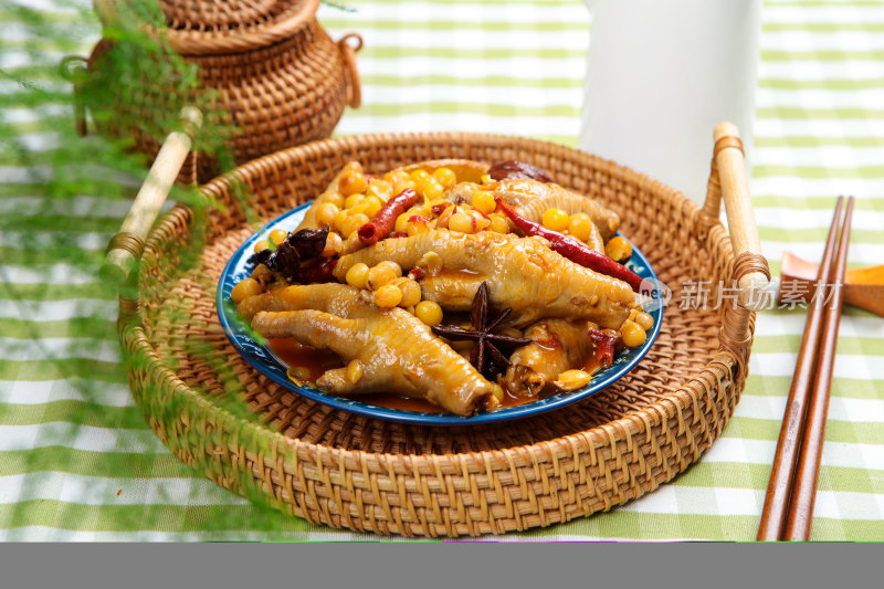 营养滋补黄豆焖鸡爪